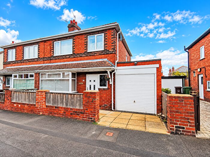 3 Bedroom Semi-Detached House To Rent In Lime Tree Avenue, Pontefract, WF8