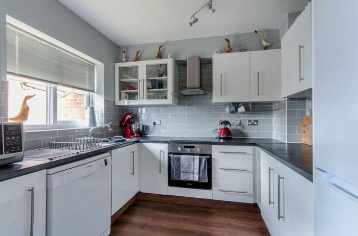 2 Bedroom Flat To Rent In Hawarden Hill, Gladstone Park, London, NW2