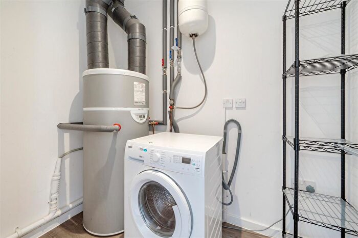 2 Bedroom Flat To Rent In Oak End Way, Gerrards Cross, SL9