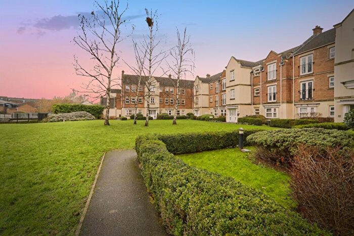 2 Bedroom Flat For Sale In Whitehall Croft, Leeds, LS12