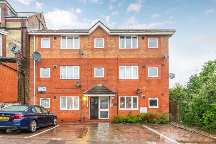 1 Bedroom Apartment To Rent In Station Approach West, Redhill, RH1