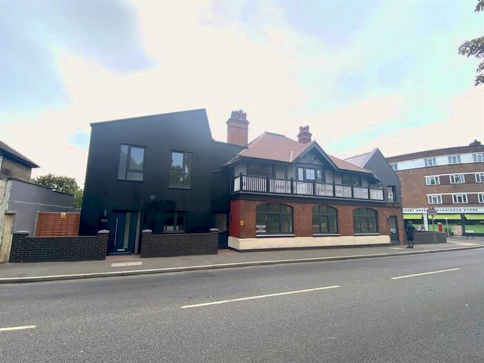 2 Bedroom Flat To Rent In Cricket Green, Mitcham, CR4