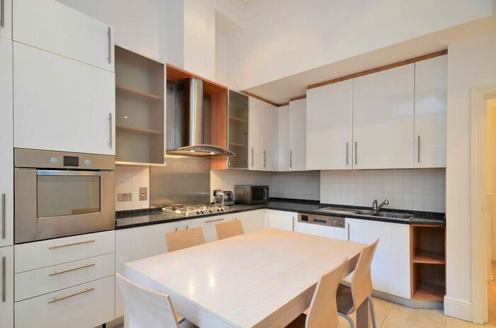3 Bedroom Flat To Rent In Courtfield Gardens, South Kensington, London, SW5