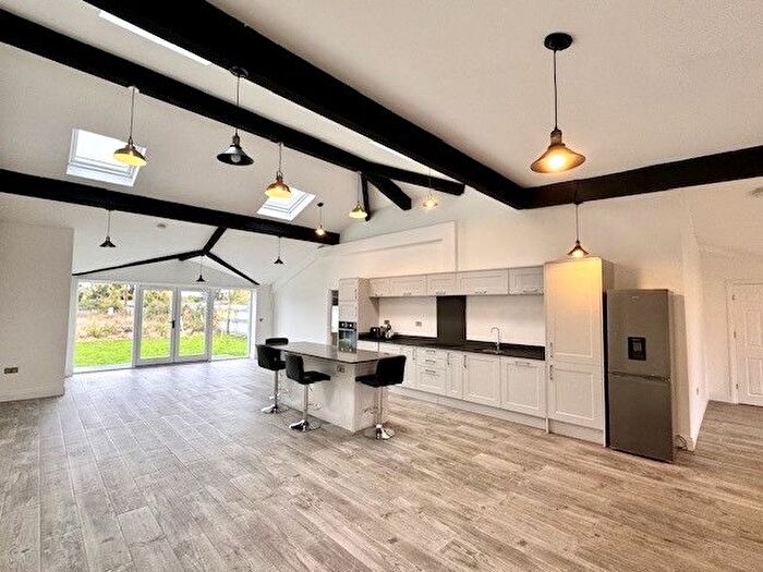 3 Bedroom Bungalow To Rent In No Deposit Option, Hounds Grove, RM4