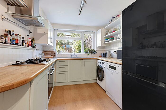2 Bedroom Flat For Sale In Eastbourne Road, Brentford, TW8