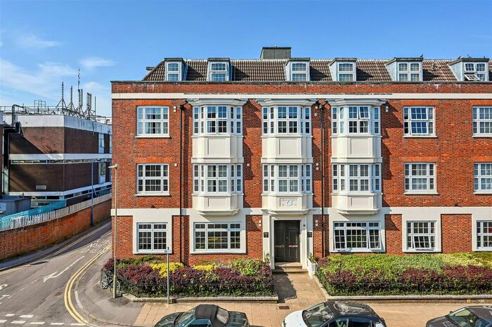 2 Bedroom Flat To Rent In Swan Court, Petersfield, Hampshire, GU32