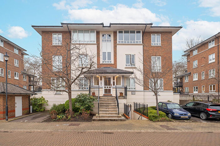 2 Bedroom Flat For Sale In Samuel Gray Gardens, Kingston Upon Thames, KT2