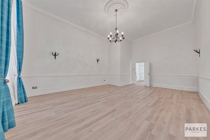 3 Bedroom Flat To Rent In Queens Gate, London, SW7