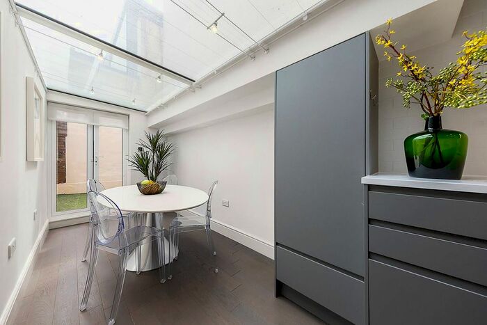 3 Bedroom Flat To Rent In Chepstow Villas, Notting Hill, London, W11