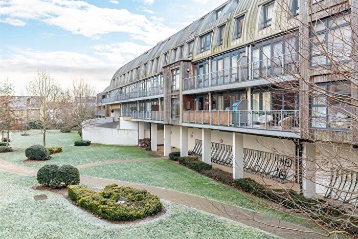 2 Bedroom Flat For Sale In Mead Lane, Hertford, SG13