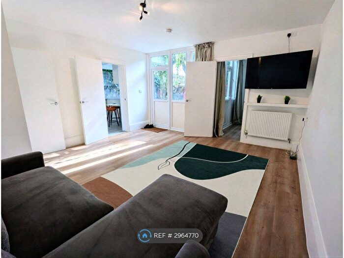 1 Bedroom Flat To Rent In Kirwyn Way, London, SE5