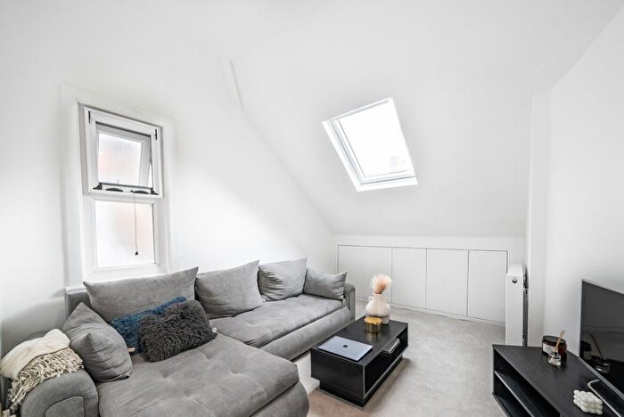 2 Bedroom Flat To Rent In Westwell Road, London, SW16