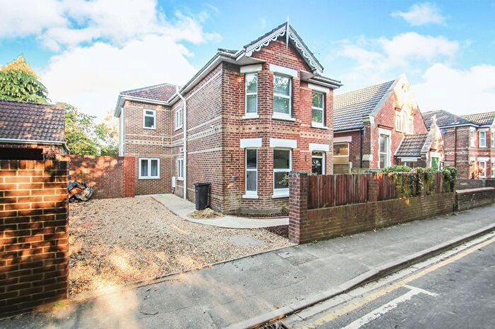 6 Bedroom Detached House To Rent In Alton Road, Bournemouth, BH10