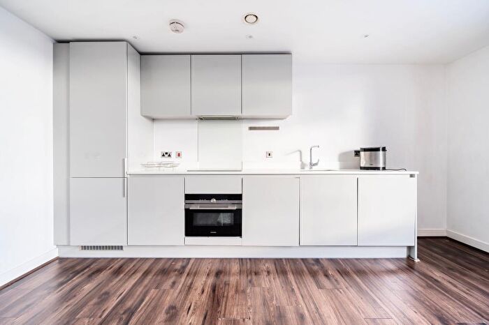 2 Bedroom Flat For Sale In Basingstoke, Hampshire, RG21