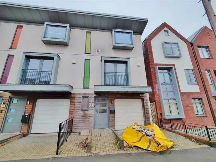 4 Bedroom House To Rent In Pall Mall, Leigh-On-Sea, SS9