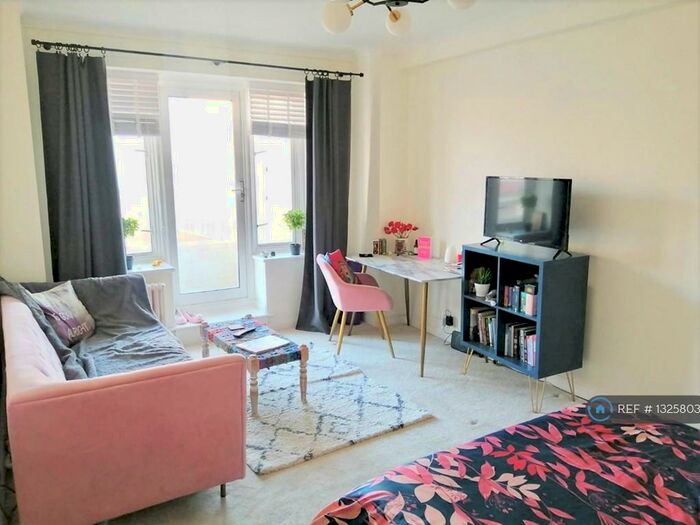 Studio To Rent In Kingsway, Hove, BN3