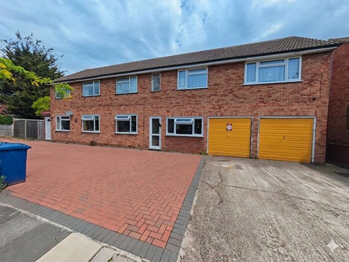 2 Bedroom Maisonette For Sale In Lilliput Avenue, Northolt, UB5