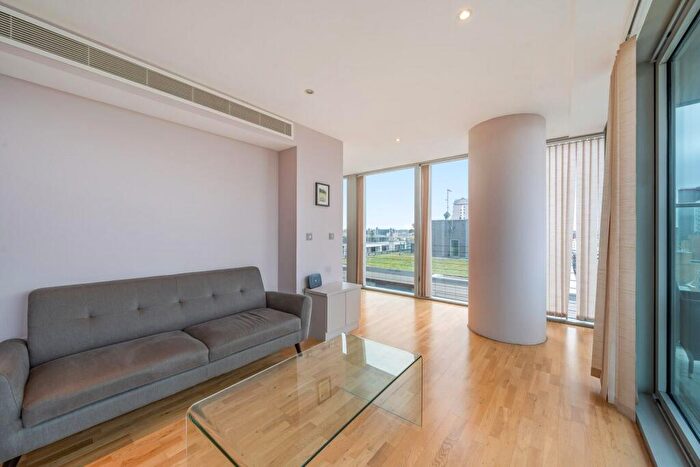 1 Bedroom Flat For Sale In Landmark West Tower, Canary Wharf, London, E14