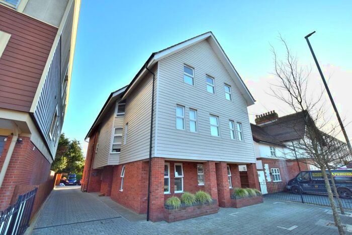 2 Bedroom Flat To Rent In Lymington Road, Highcliffe, Dorset., BH23
