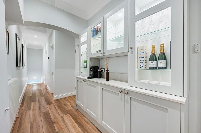 2 Bedroom Flat To Rent In Northfield Avenue, Ealing, London, W13