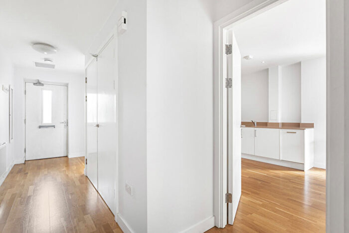 2 Bedroom Apartment To Rent In Trafalgar Gardens, Stepney Green, London, E1