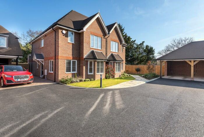 3 Bedroom Semi-Detached House To Rent In Pavilion Place, East Molesey, KT8