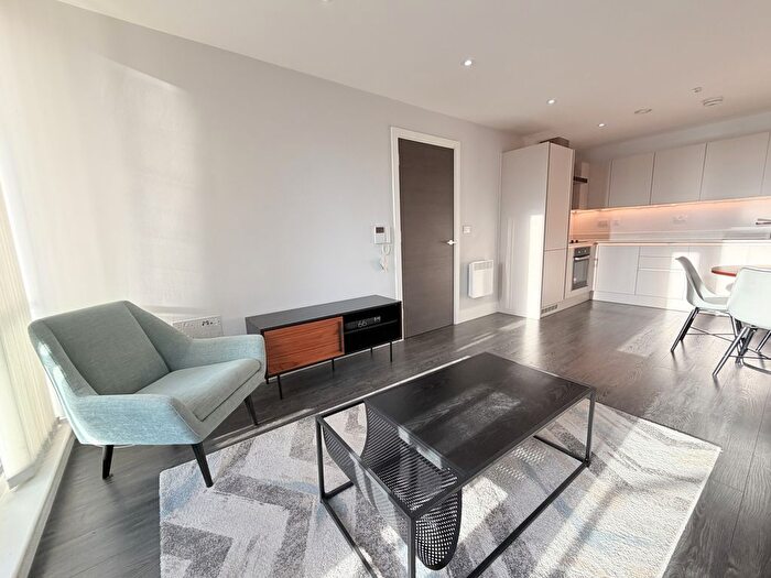 2 Bedroom Flat To Rent In Hallmark Tower, M4