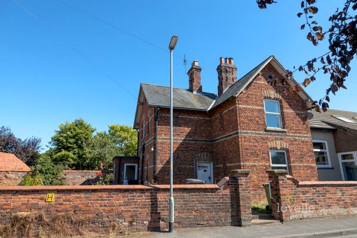 2 Bedroom Semi-Detached House For Sale In Vicarage Road, Gainsborough, DN21