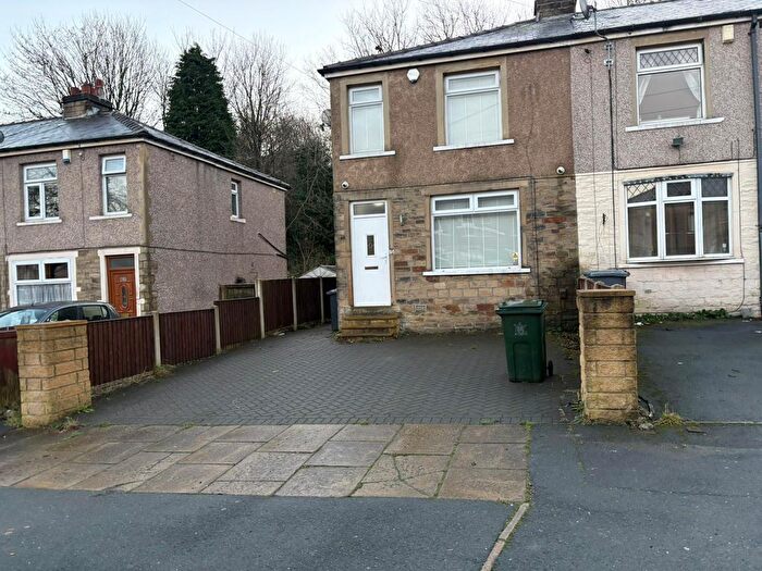 3 Bedroom Town House To Rent In Carr Bottom Avenue, Bradford, West Yorkshire, BD5