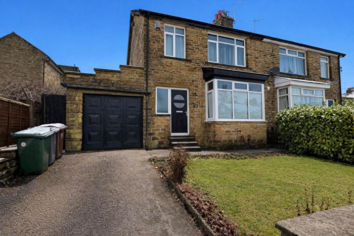 3 Bedroom Semi Detached House For Sale In Fieldway, Clayton, BD14