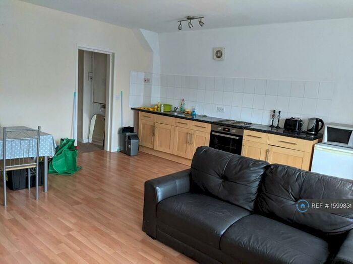 2 Bedroom Flat To Rent In St. Florian House, Wokingham, RG40