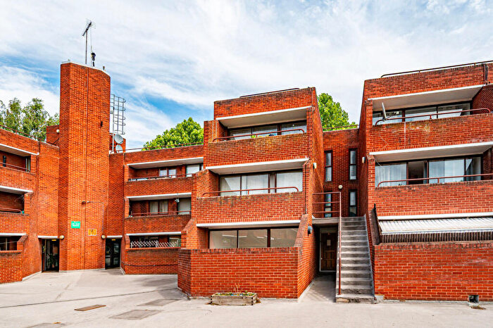 4 Bedroom Maisonette To Rent In Polygon Road, Somers Town, London, NW1