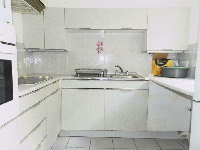 2 Bedroom Flat For Sale In Chestnut Lodge, Southampton, SO16