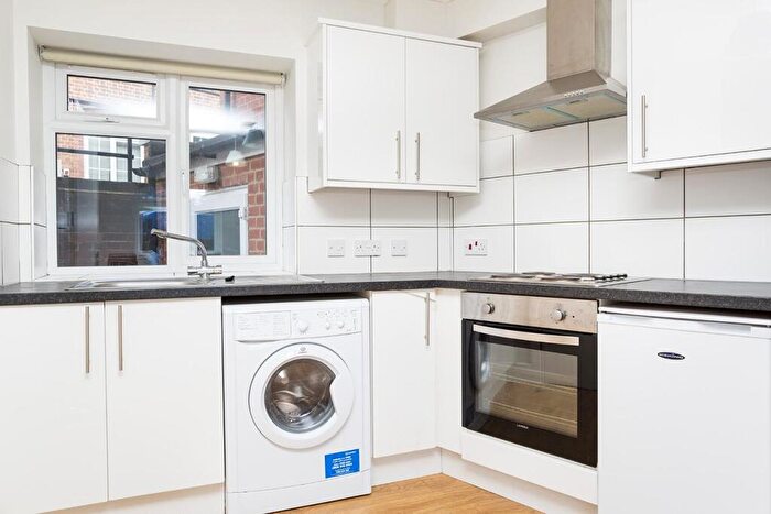 Studio To Rent In Chapel Walk, Hendon, NW4