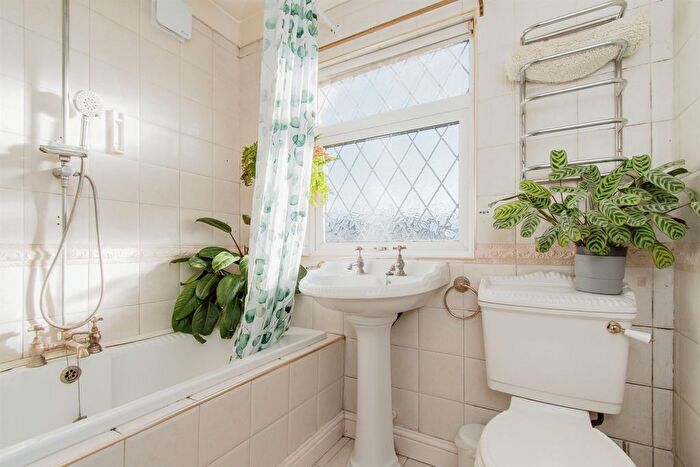 2 Bedroom Semi-Detached House For Sale In Broomhill Square, Knottingley, WF11