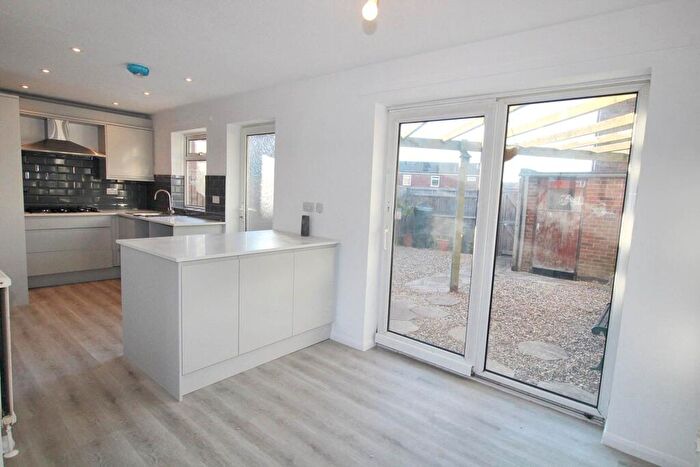 3 Bedroom Semi-Detached House To Rent In Glaven Road, Aylesbury, HP21