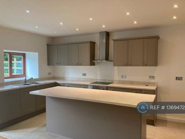 4 Bedroom Semi-Detached House To Rent In Ingham Lane, Halifax, HX2