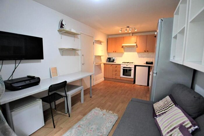 4 Bedroom Apartment To Rent In Athlone Estate, London, NW5