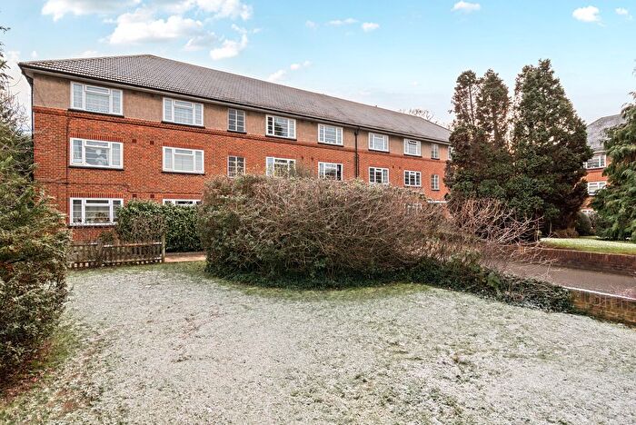 2 Bedroom Flat For Sale In Wilmer Crescent, Kingston Upon Thames, KT2