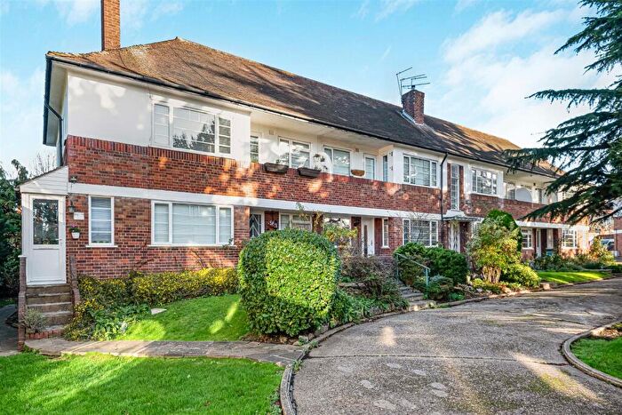 2 Bedroom Maisonette For Sale In Nether Street, North Finchley, N12