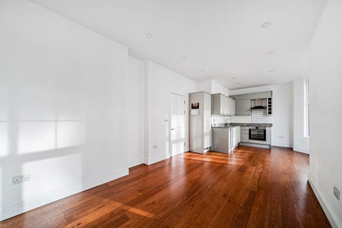 2 Bedroom Flat For Sale In Old Woking Road, West Byfleet, Surrey, KT14