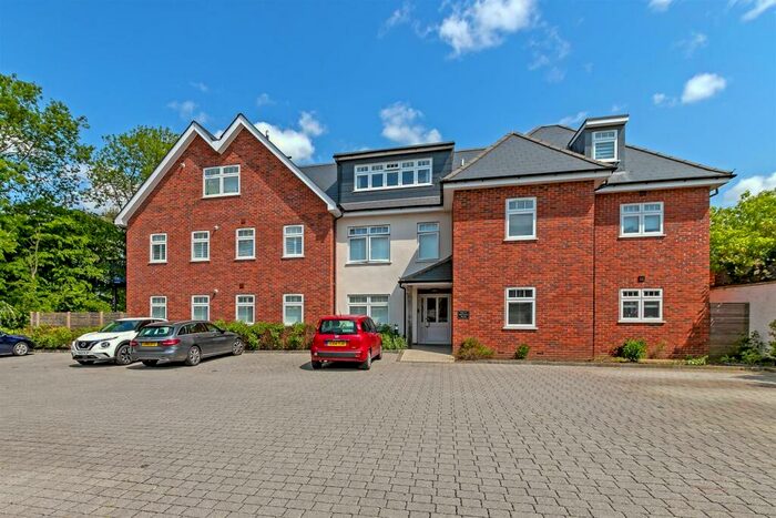 2 Bedroom Apartment To Rent In The Limes, St. Albans, AL1