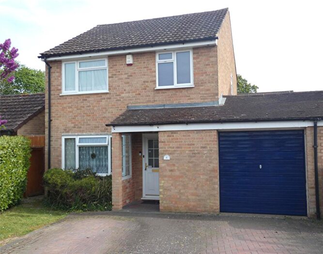 3 Bedroom Link Detached House For Sale In Wesley Close, Horley, Surrey, RH6