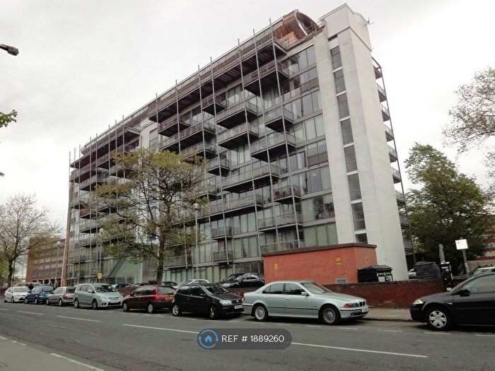 2 Bedroom Flat To Rent In Warwickgate House, Old Trafford, Manchester, M16