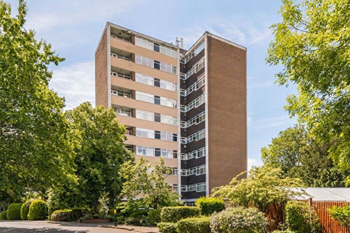 2 Bedroom Flat For Sale In The Knoll, Ealing, W13