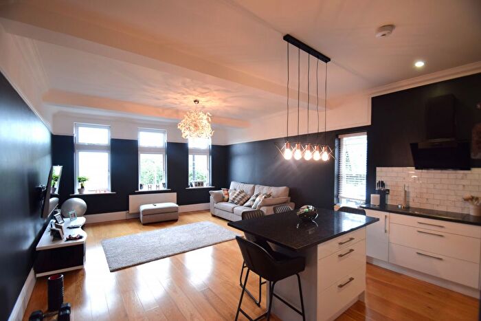 2 Bedroom Flat To Rent In Broadway, Leigh-On Sea Essex, SS9