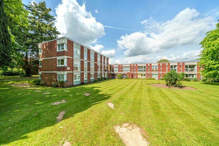 2 Bedroom Flat To Rent In West Byfleet, Surrey, KT14