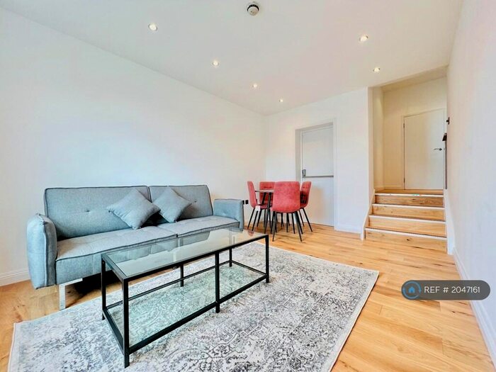 2 Bedroom Flat To Rent In St Johns Hill, London, SW11