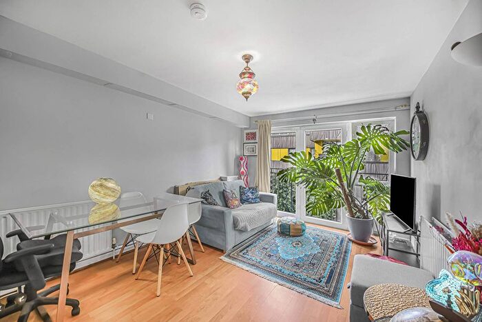 1 Bedroom Flat For Sale In Bill Faust House, Tarling Street, Shadwell, London, E1