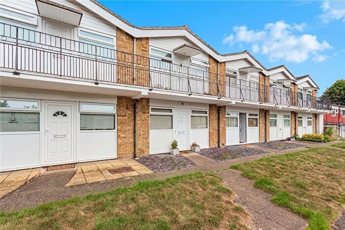 1 Bedroom Flat To Rent In The Glen, Addlestone, KT15
